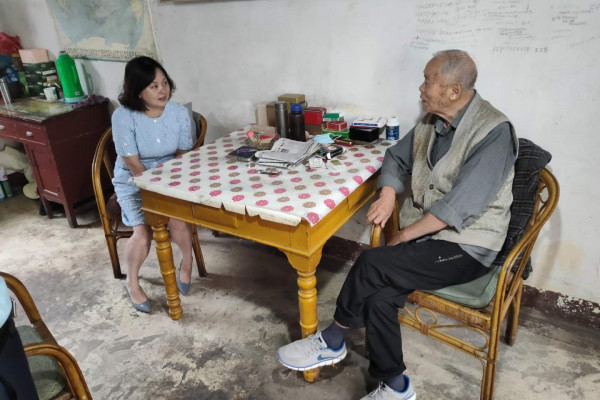 蜂蜜瀏覽器_縣委常委、組織部長馬蓉看望原縣政協(xié)主席王誠.jpg
