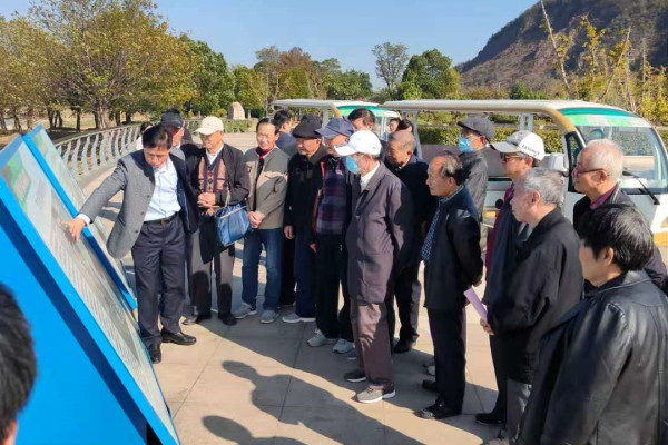 蜂蜜瀏覽器_雨山區(qū)委書記左年文向老同志介紹薛家洼長江生態(tài)示范點(diǎn)生態(tài)環(huán)境整治與建設(shè)情況.jpg