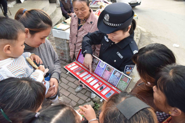 蜂蜜瀏覽器_花山派出所黨支部：零距離禁毒宣傳.jpg