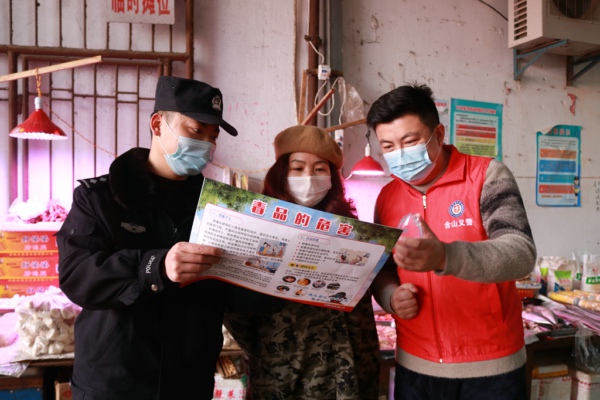 運漕派出所黨支部深入轄區(qū)街道開展禁毒宣傳.jpg