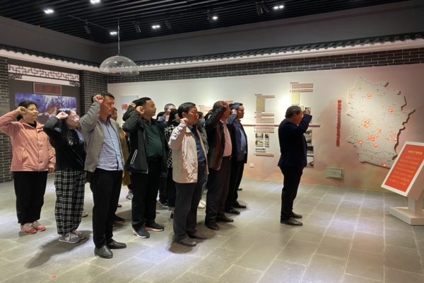 縣人社局黨總支赴含山縣第一個(gè)黨支部事跡陳列室開(kāi)展黨史學(xué)習(xí)教育3.png
