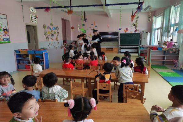 銅閘派出所黨支部：走進(jìn)幼兒園開展反恐宣傳.jpg