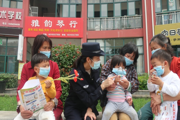 花山派出所：禁毒宣傳進社區(qū) 防毒意識入人心.JPG