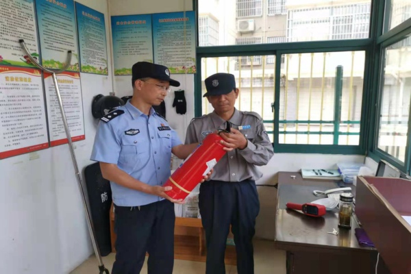 環(huán)峰派出所黨支部：多舉措 全力推進校園安保工作.jpg