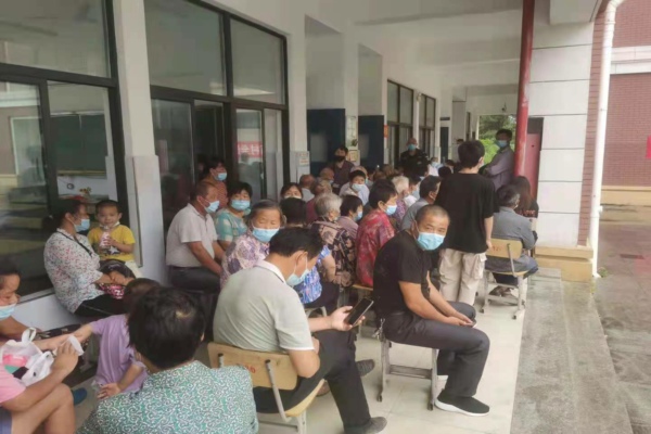 銅閘派出所黨支部：深入核酸檢測點開展核副本.jpg