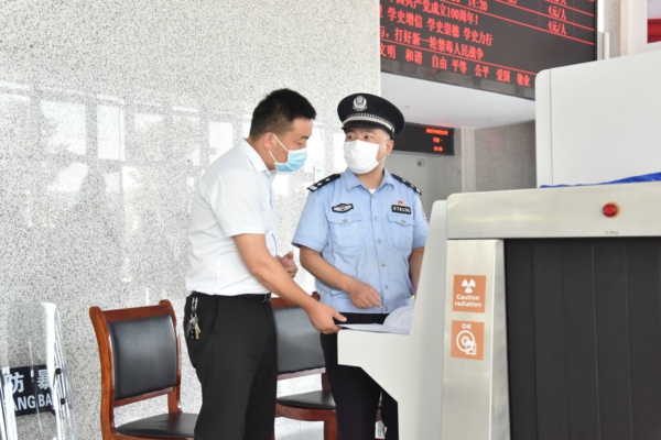 對(duì)轄區(qū)汽車站進(jìn)行安全檢查副本.jpg