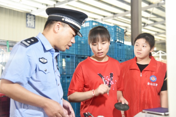 花山派出所：嚴(yán)把企業(yè)生產(chǎn)安全關(guān)副本.jpg
