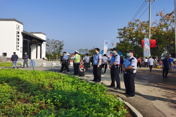 銅閘所黨支部：走進(jìn)含山縣“第一屆凌家灘文化旅游節(jié)”現(xiàn)場(chǎng)參與安?；顒?dòng)副本.jpg