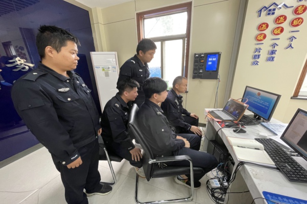 縣公安局：機關第七黨支部組織觀看“弘揚英模精神 筑牢忠誠警魂”云宣講副本.jpg