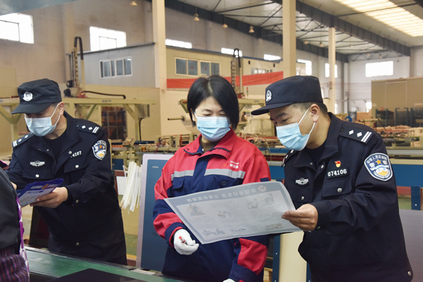 花山派出所：普法宣傳進(jìn)企業(yè)_副本.jpg