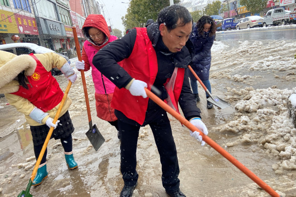 蜂蜜瀏覽器_20220208清溪鎮(zhèn)黨員志愿者鏟雪.jpg