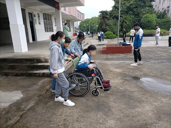 褒山初中-關(guān)愛(ài)殘疾學(xué)生600-400_馬賽克.jpg
