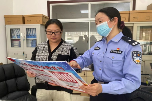 縣公安局第六黨支部組織黨員民警開展預防電信詐騙宣傳活動.jpg