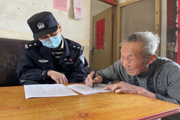 縣公安局機(jī)關(guān)第七黨支部：組織開展打擊整治養(yǎng)老詐騙宣傳活動.jpg