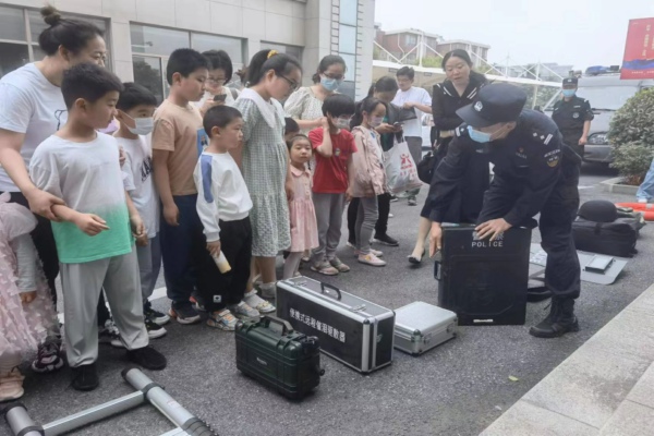 縣公安局機關(guān)第七黨支部：組織開展“六一”警營開放日活動.jpg