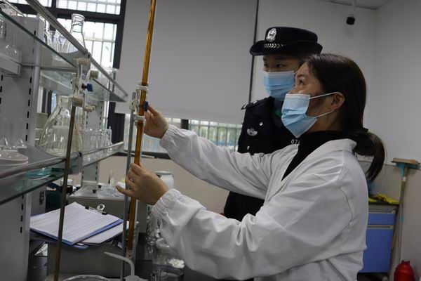 安全檢查不松懈警企共筑“防毒網(wǎng)”.jpg