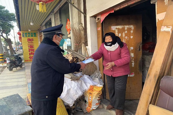 疫情無情人有情 為孤寡老人送去愛心口罩.jpg