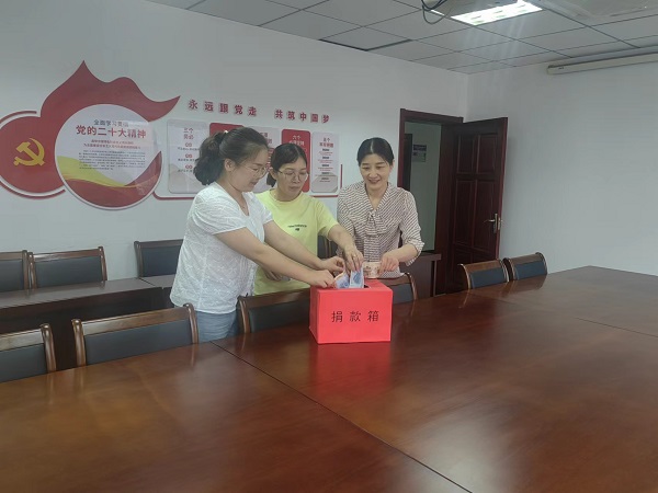 捐款現(xiàn)場(chǎng)照片2.jpg