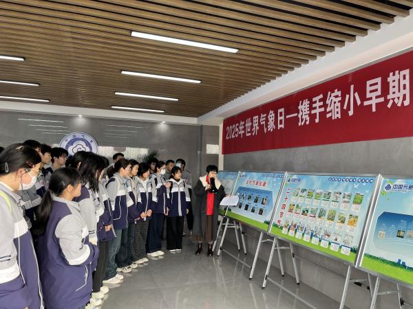 氣象工作人員講解古代氣象史.jpg
