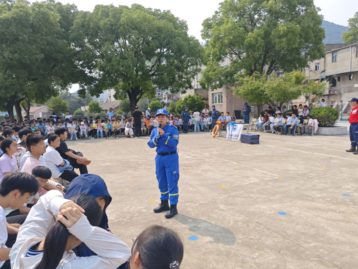 藍(lán)天防溺水宣傳教育1.jpg
